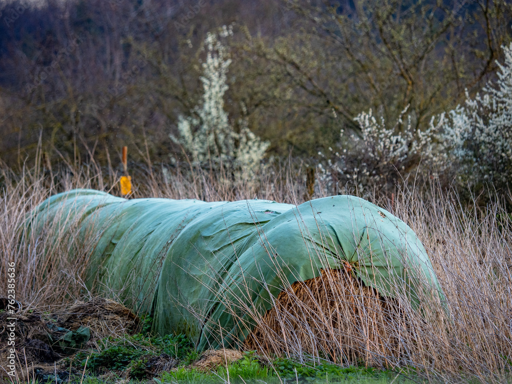 Wall mural Stroh und Silageballen lagern im Freien