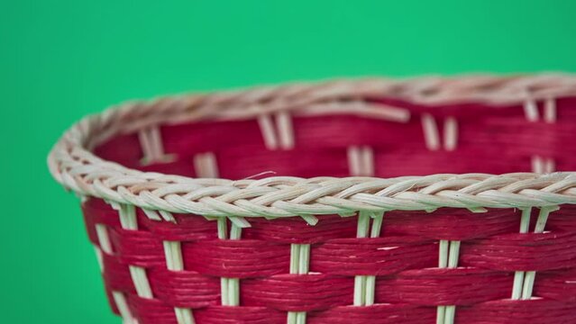 Red straw image rotates in a circle on a green background.