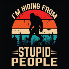 i'm hiding from stupid people big foot t-shirt design - obrazy, fototapety, plakaty
