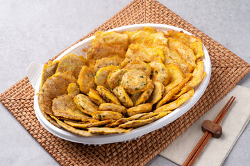 Korean food, side dishes, fish, grilled fish, steamed, saury, mackerel, japchae, codari, jeon, stir-fried pork, yukgaejang, soybean paste stew, kimchi, kkakdugi,