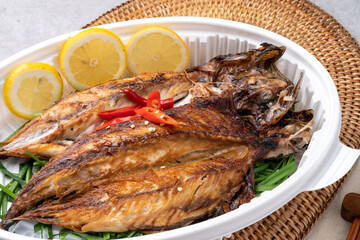 Korean food, side dishes, fish, grilled fish, steamed, saury, mackerel, japchae, codari, jeon, stir-fried pork, yukgaejang, soybean paste stew, kimchi, kkakdugi,