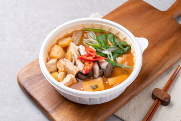 Korean food, side dishes, fish, grilled fish, steamed, saury, mackerel, japchae, codari, jeon, stir-fried pork, yukgaejang, soybean paste stew, kimchi, kkakdugi,