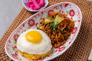 Thai style, fried rice, pad thai, kung, shrimp, tom yum , kram, pork, rice topped with rice, fried eggs, beef, rice noodles, pod see , Udon tani, kuwei, tai fox morning glory, pork belly