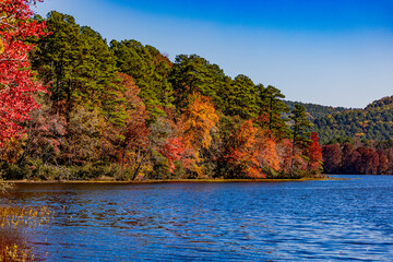 Beautiful autumn scenery at Cove Lake. 