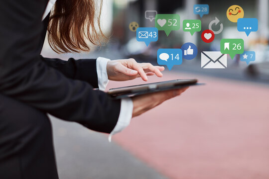 Gesch&auml;ftsfrau mit Tablet in der Stadt als Social Media Konzept