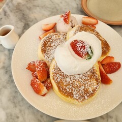 pancakes with strawberries