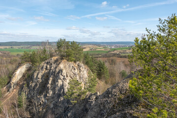 Fototapeta na wymiar Felsformation am Buchenberg bei Krölpa Teil des Zechsteinriffs Orlasenke