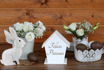 Tarjeta de felicitación de Pascua feliz: arreglo con conejitos de Pascua, flores y huevos de Pascua