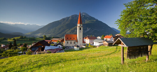 Österreich, Tirol, Ort Wald, Tschirgant, Kirche, Wiese