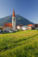 Fototapeta na wymiar Österreich, Tirol, Ort Wald, Tschirgant, Kirche, Wiese