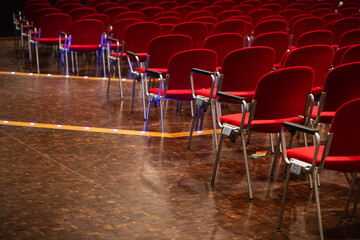 rote Stühle für Konzert und Theater