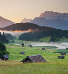 Deutschland, Bayern, Wagenbrüchsee,  nördliche Karwendelkette, Hütte