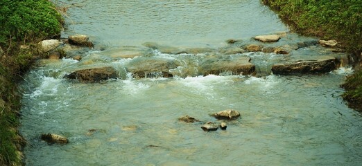 Torrente d'acqua dolce con pietre, italia
