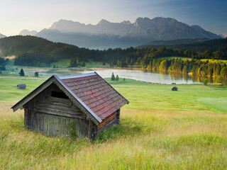 Deutschland, Bayern, Wagenbrüchsee,  nördliche Karwendelkette, Hütte