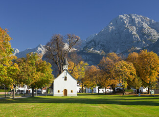 Österreich, Tirol, Ehrwald, Martinsplatz, Mieminger Gebirge, Kapelle, Kastanienbäume