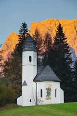 Fototapeta premium Österreich, Tirol, Außerfern, Biberwier, Rochuskapelle, Zugspitze