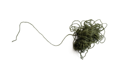 Gomitolo di filo di lana verde scuro scontornato su sfondo trasparente per hobby cucito sartoria handmade