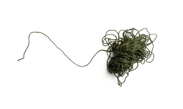 Gomitolo di filo di lana verde scuro scontornato su sfondo trasparente per hobby cucito sartoria handmade