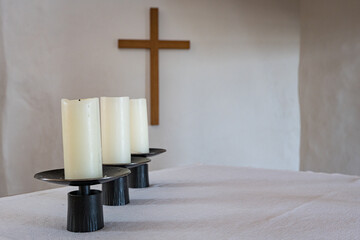 Kerzen und heiliges Kreuz