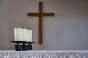 Kerzen und heiliges Kreuz