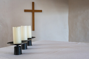Kerzen und Kreuz