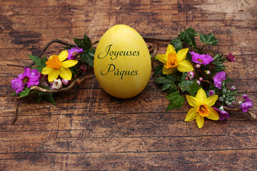Carte de vœux Joyeuses Pâques : panier de Pâques avec un œuf de Pâques étiqueté.