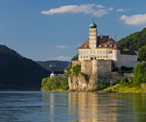 Fototapeta na wymiar Schloss Schönbühel, Donau, Wachau, Niederösterreich, Österreich