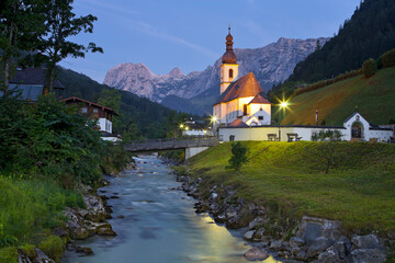 Fototapeta na wymiar Kirche in Ramsau, Ramsauer Ache, Berchtesgadener Land, Bayern, Deutschland