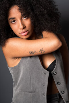 Modella cubana con tatuaggi