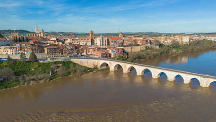 Panoramic aerial view of Tordesillas with the Duero river with great flow during the winter. - obrazy, fototapety, plakaty