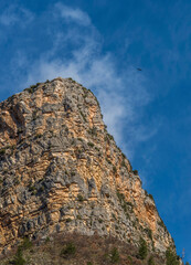 La roche du Caire, repaire de vautours, à Rémuzat, Drôme, France
