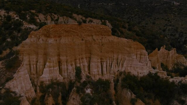 Travelling vertical par drone au dessus des orges naturelles et sauvages d'Ille sur t&ecirc;t