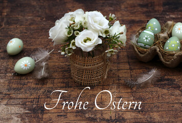 Grußkarte Frohe Ostern. Ostergruß mit Blumenstrauß und Ostereier auf rustikalem Holztisch.	