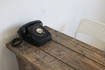 an old telephon with rotary dial