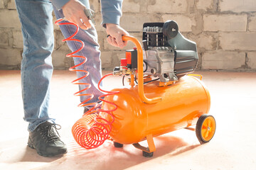 The compressor is portable.Using a portable compressor at work.