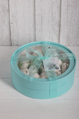 Marshmallows in a hatbox with a transparent lid. The box is tied with a ribbon. Tulips made of marshmallows. The inscription in Russian is "Sunny enjoyment". Homemade marshmallows.