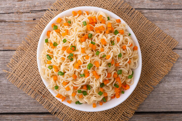 Instant noodles with carrot and green onion