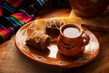 Chocolate Tamale. hispanic dish typical of Mexico and some Latin American countries. Corn dough wrapped in corn leaves. The tamales are steamed. Usually accompanied with atole, hot chocolate or coffee - 762675851