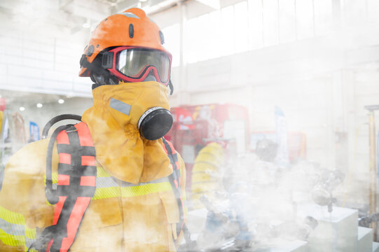 Bombeiro equipado com equipamentos de seguran&ccedil;a contra inc&ecirc;ndio e fuma&ccedil;a toxica.