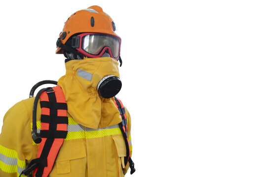 Bombeiro equipado com equipamentos de seguran&ccedil;a contra inc&ecirc;ndio e fuma&ccedil;a toxica. png recortado