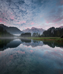 Fototapeta premium Blick vom Almsee auf das Tote Gebirge, Almtal, nördliche Kalkalpen, Oberösterreich, Österreich