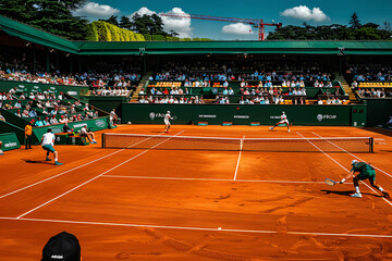 Obraz premium A dynamic tennis match on a clay court with players