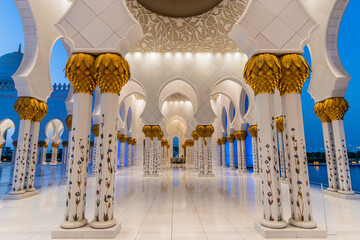 Colonnade of Sheikh Zayed Grand Mosque in Abu Dhabi, United Arab Emirates. - 762750271