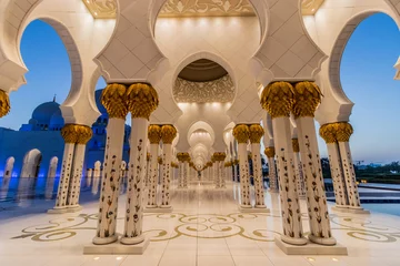 Foto op Canvas Colonnade of Sheikh Zayed Grand Mosque in Abu Dhabi, United Arab Emirates. © Matyas Rehak