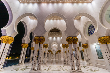 Colonnade of Sheikh Zayed Grand Mosque in Abu Dhabi, United Arab Emirates. - 762753014