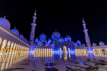 Night view of the courtyard of Sheikh Zayed Grand Mosque in Abu Dhabi, United Arab Emirates.