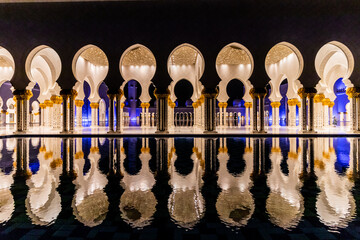 Night view of the colonnade of Sheikh Zayed Grand Mosque in Abu Dhabi, United Arab Emirates. - 762759023