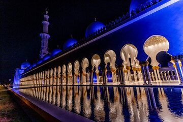 Night view of the colonnade of Sheikh Zayed Grand Mosque in Abu Dhabi, United Arab Emirates. - 762759225