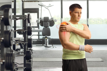 Man with shoulder injury exercising - obrazy, fototapety, plakaty