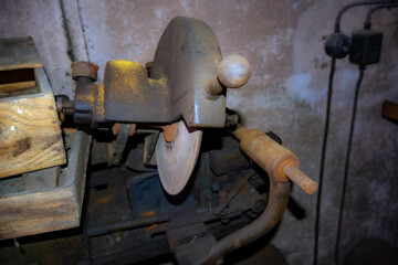 Aufnahme einer rostigen alten Kreissäge in einer Werkstatt